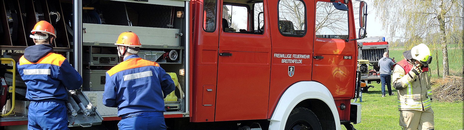 Männer am Feuerwehrauto